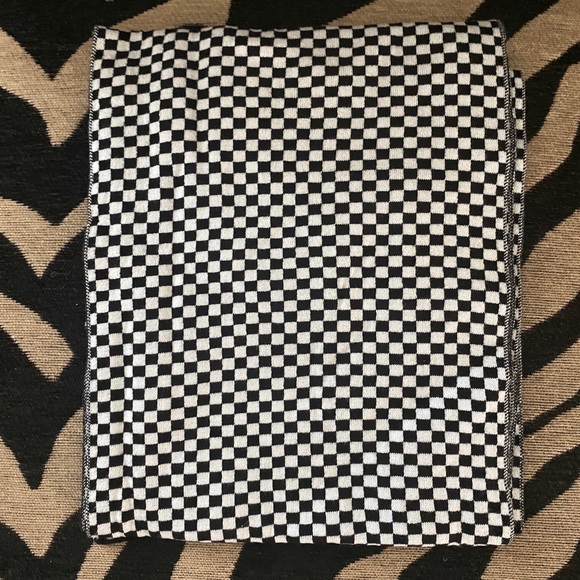 Brand New Louis Vuitton scarf - Picture 2 of 2